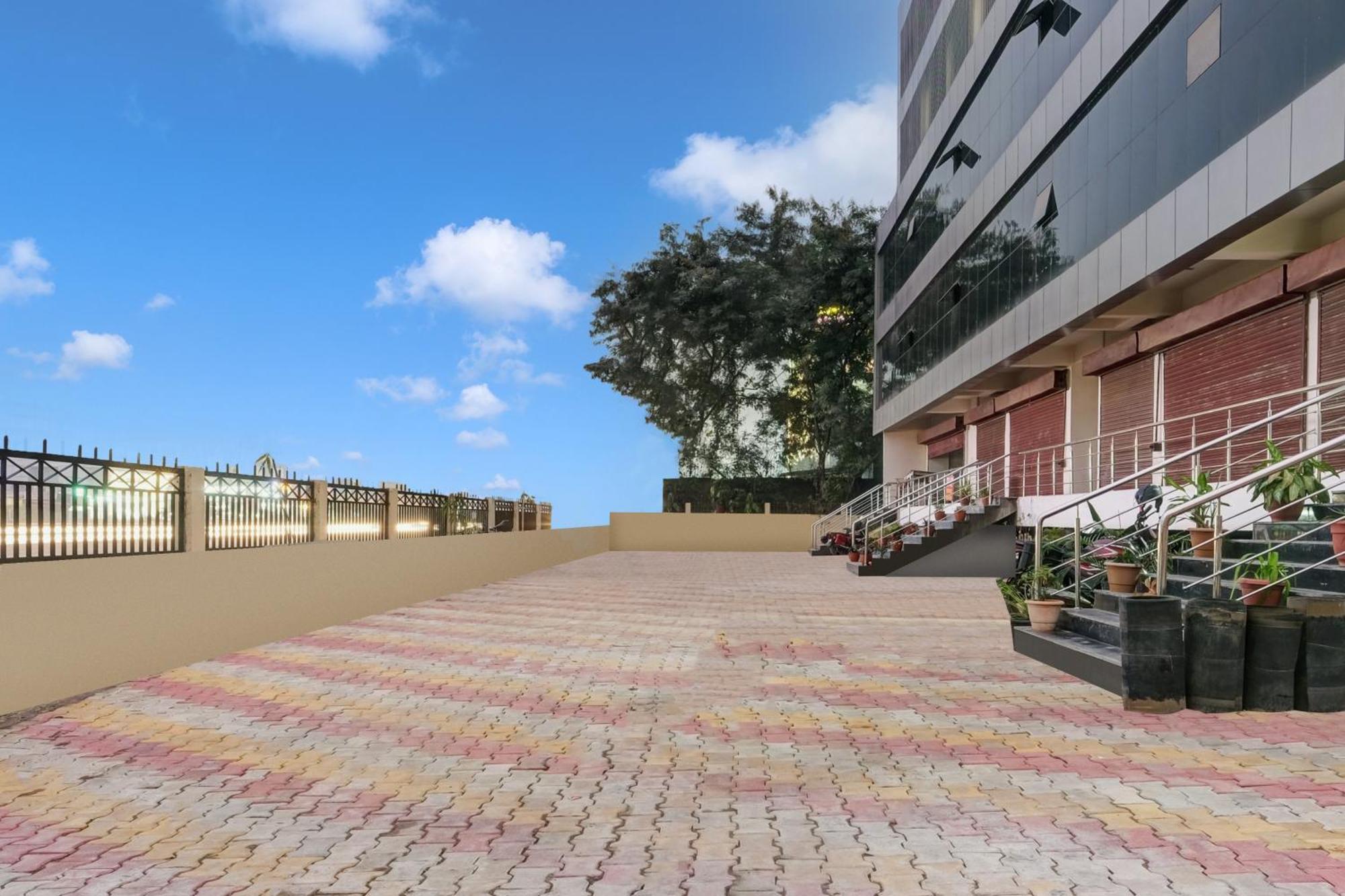 Townhouse Oak Sarusajai Stadium Dispur ภายนอก รูปภาพ