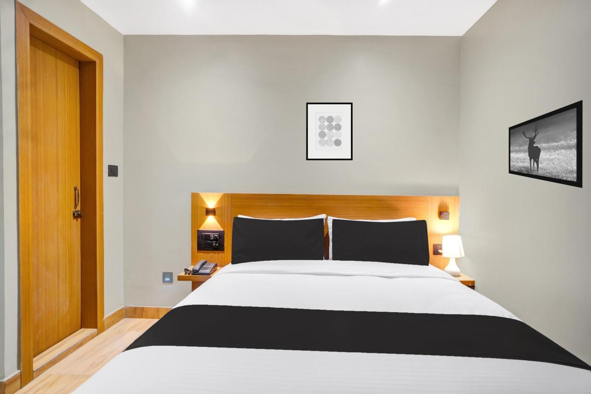 Townhouse Oak Sarusajai Stadium Dispur ภายนอก รูปภาพ